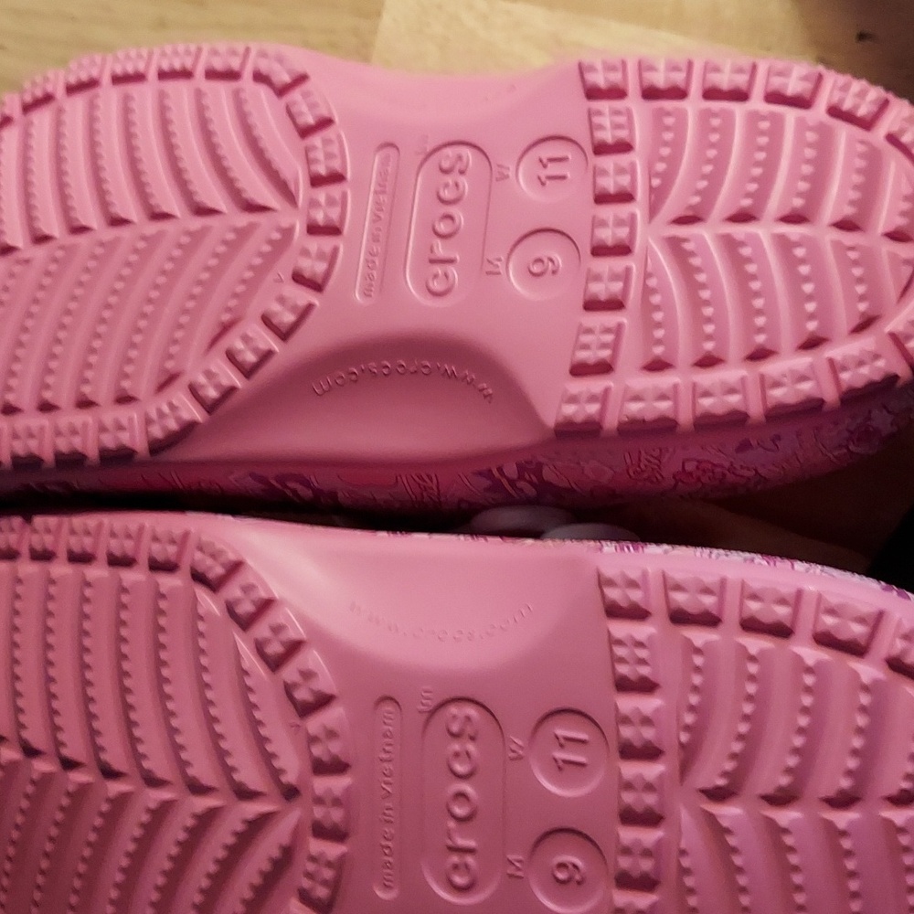 NEW Crocs x Hello Kitty Classic Clogs with Jibbitz W11/M9 - Picture 9 of 9